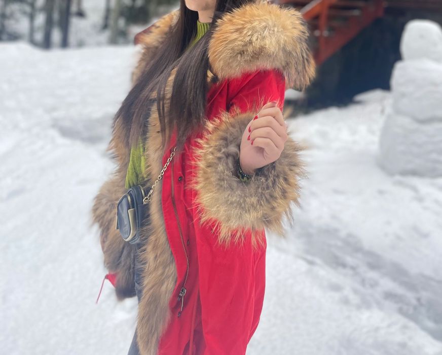 Яка червена парка – стилна, топла и удобна