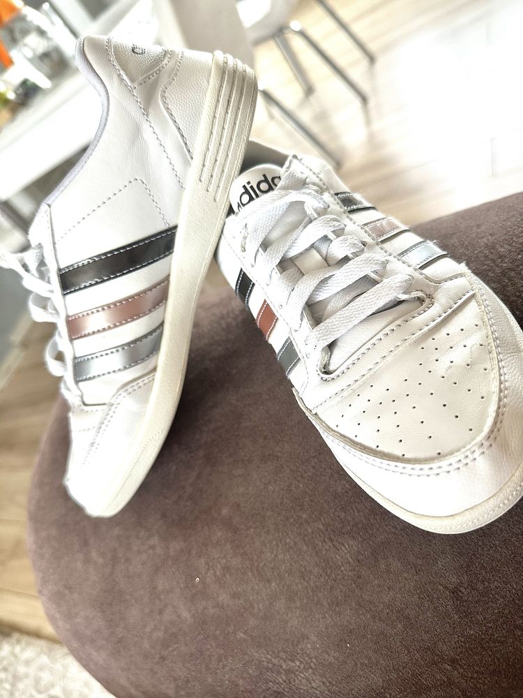 Сникърси Adidas.