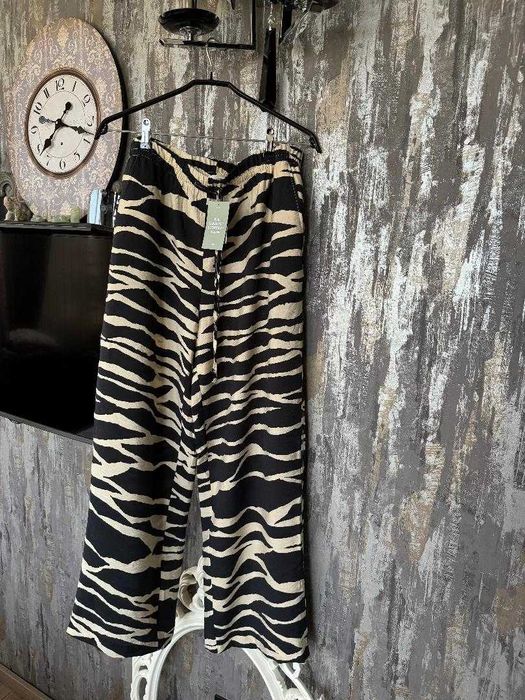 Pantaloni animal print zebra, H&M_NOI_fete femei marime L