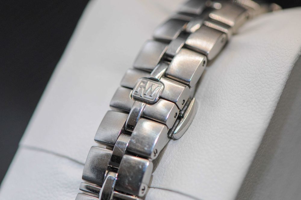 Швейцарски дамси часовник с диаманти,18к злато - Raymond Weil Parsifal