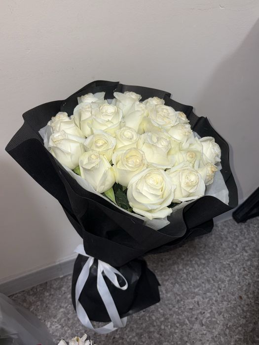 Б/у цветы, шикарный букет из 21 белых алых роз