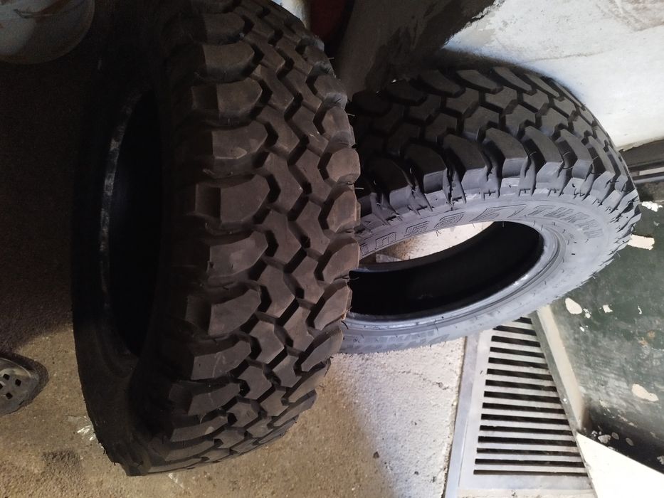 Продавам 2 броя много добри гуми за кал DAKAR