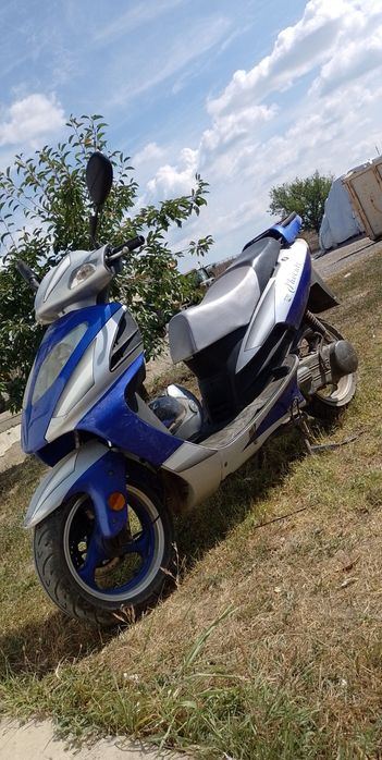 Vând scuter în t4 motor de 125