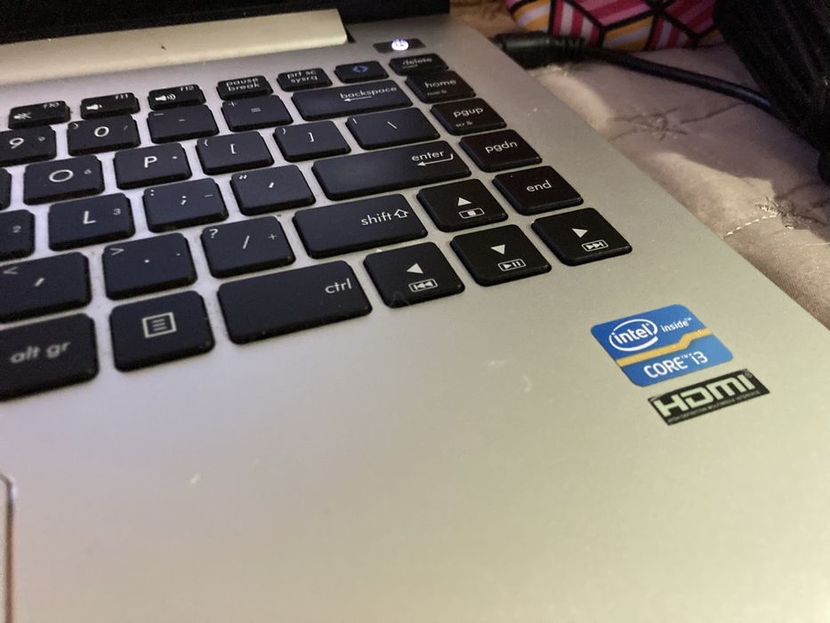 ASUS лаптоп продавам