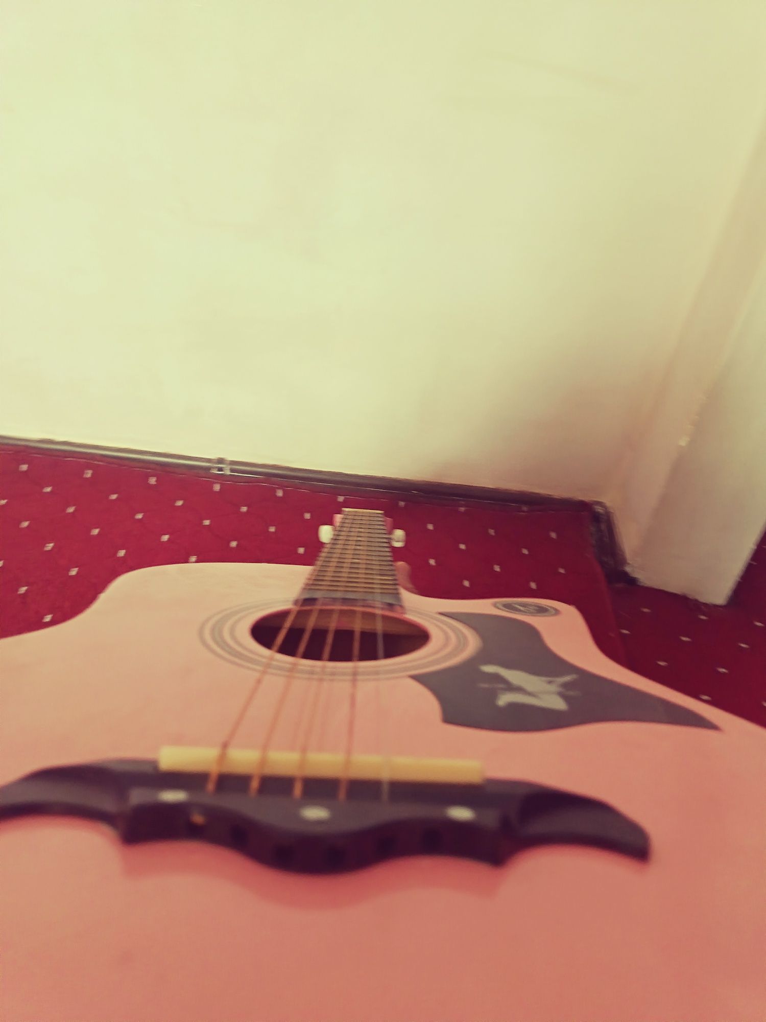 Gitara sotiladi xo