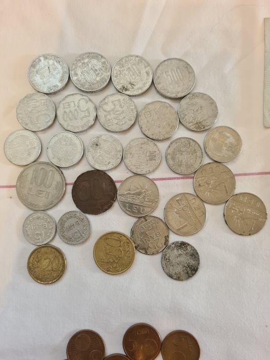 Vind monede si bagnote vechi.