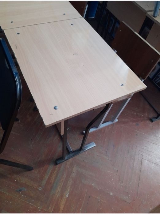 Parta sotiladi 1 kishilik oyoqlari metalldan baquvvat 10 ta parta