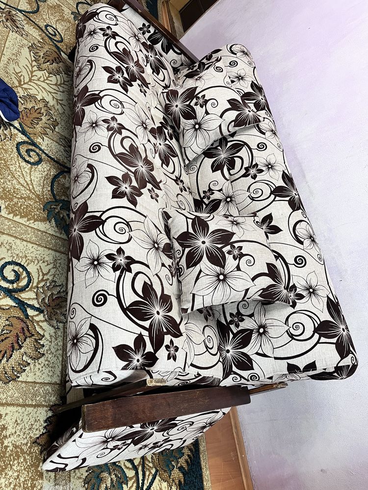 Мягкий диван с подушками