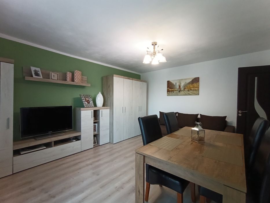 Vând apartament decomandat cu 3 camere, micro 16