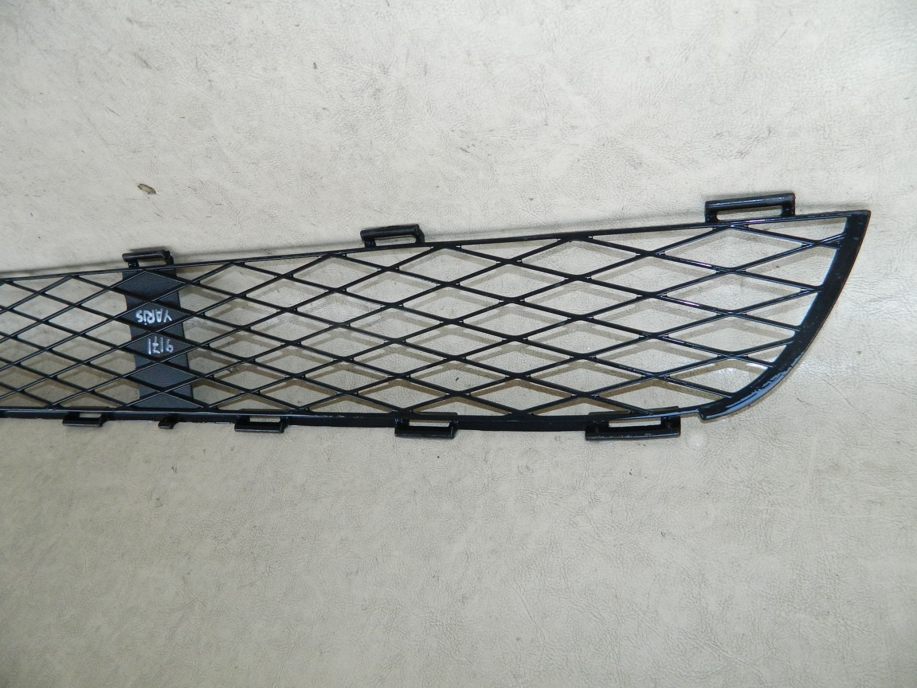 Grila intre proiectoare Toyota Yaris 2002, 2003, 2004, 2005,, cod origine OE 53112-0D010
