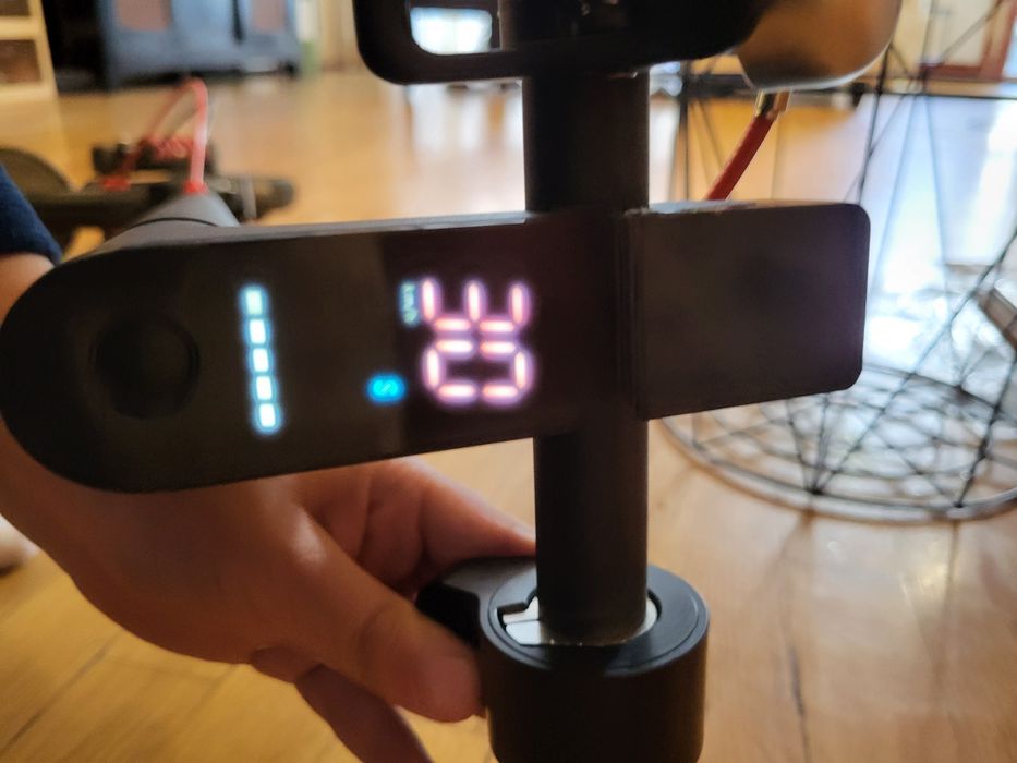 Trotinetă eletrică care merge cu 30 km și are Bluetooth