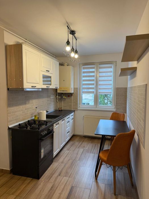 Vând apartament 3 camere (zona centrala)