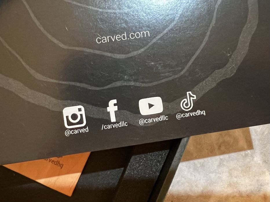 Carved Калъф за iPhone 16 Pro от дърво и смола