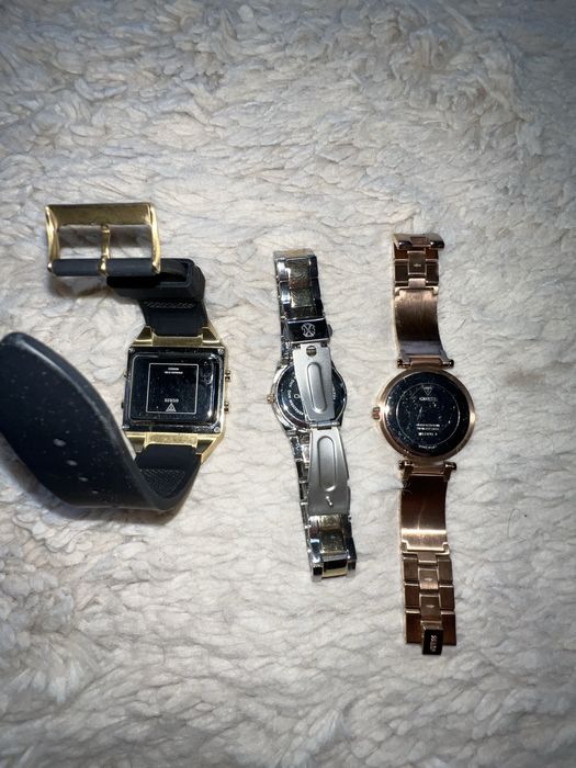 Vand 3 Ceasuri in stare buna Guess