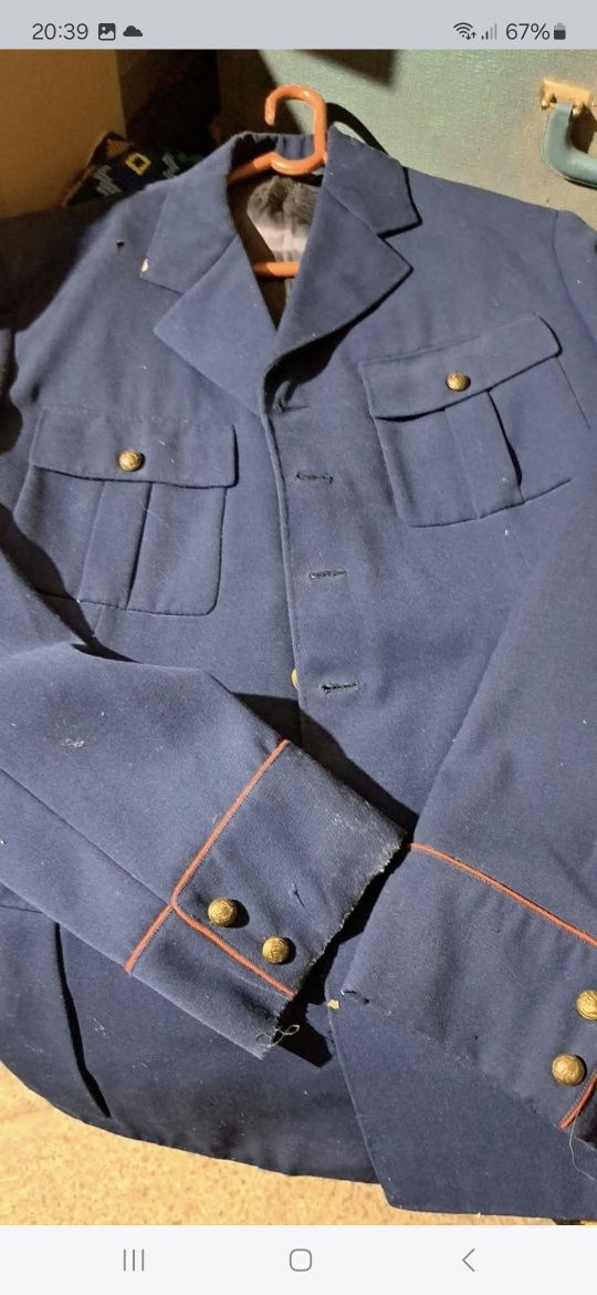 Caschete si embleme militare