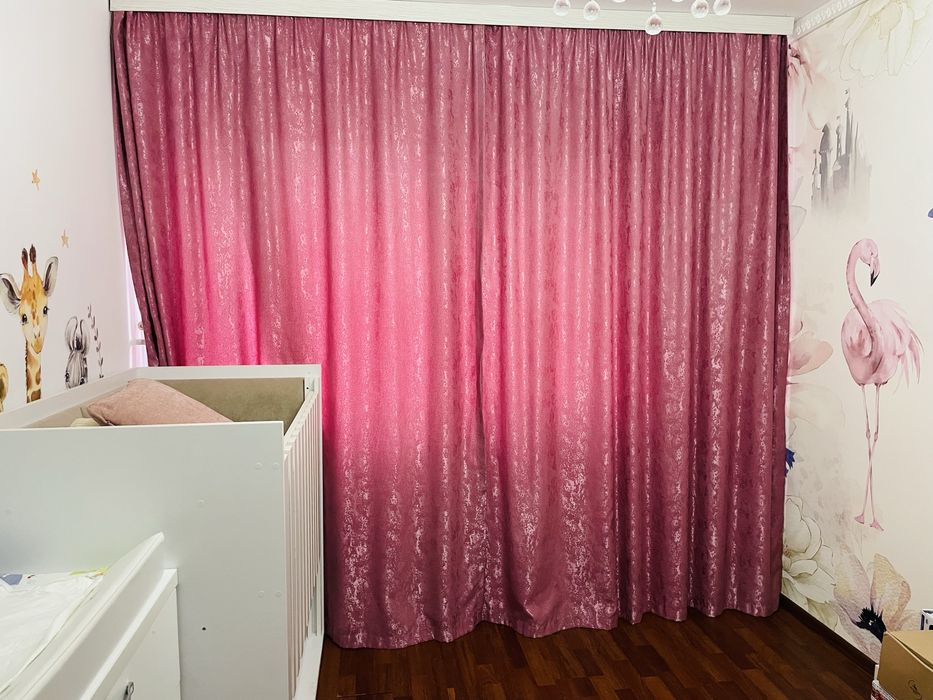 Perdea alba si draperii roz