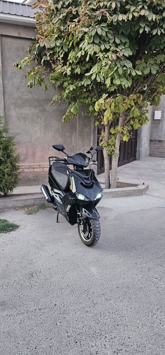 Skuter Kavasaki Italy R2 sotiladi xolati zor