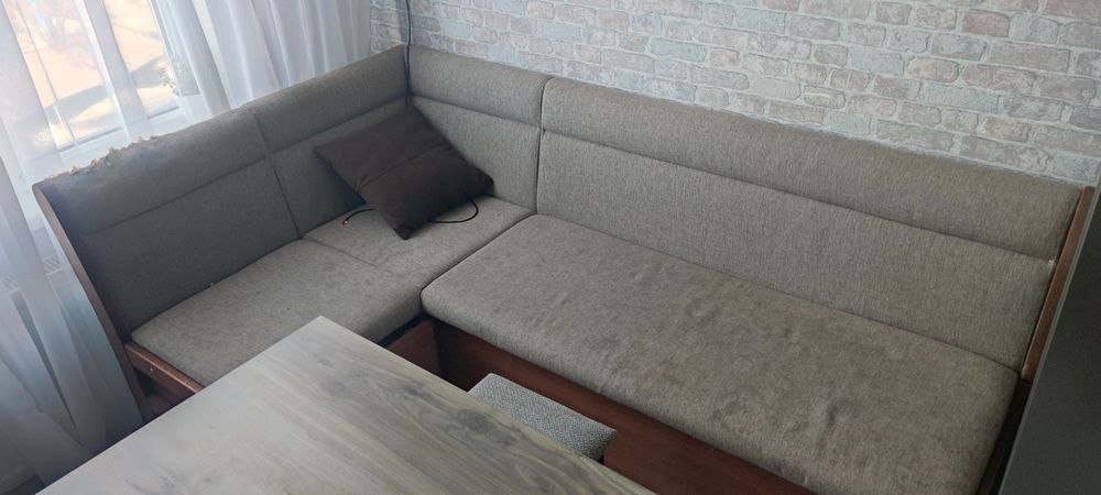 Уголок кухонный с выдвижным спальным местом