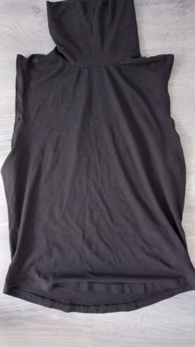 Top cu guler negru