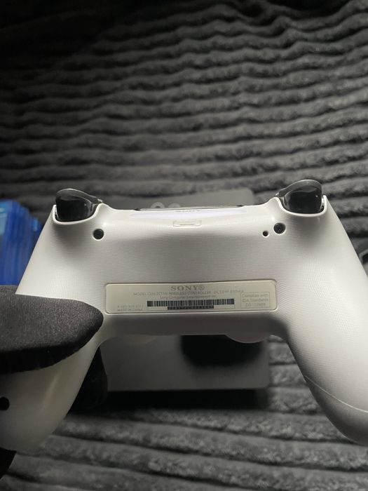 PS4 Slim 500GB + 2 controllere + 7 jocuri + suport