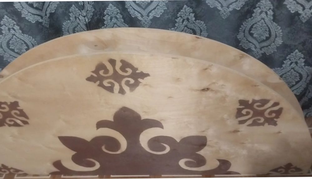 Круглый стол для гостей