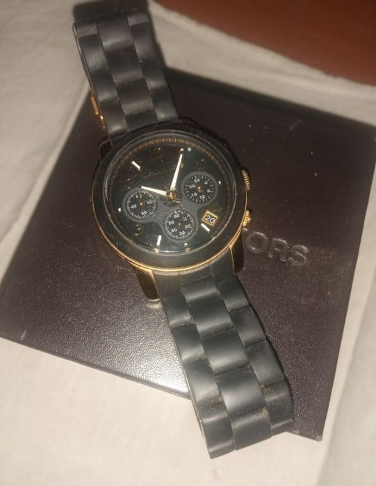 Срочно продаётся оригинал МК часы