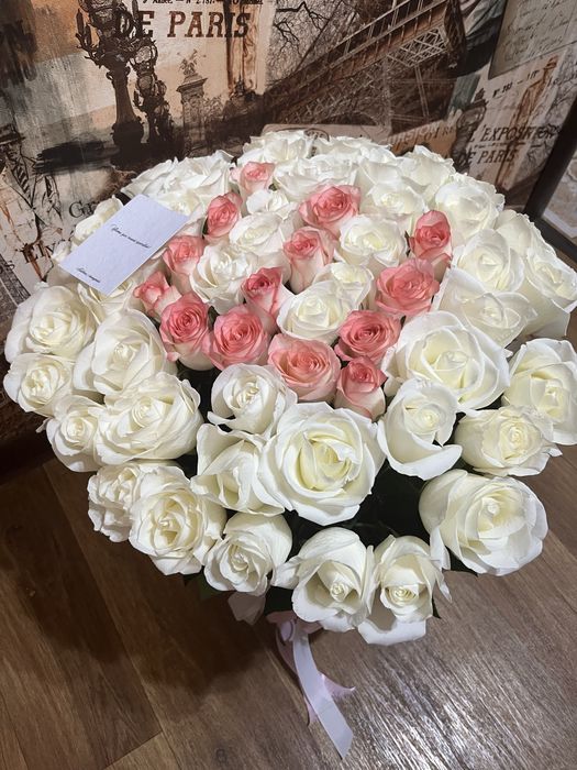 Корзина с розами 60шт.Белые и розовые свежие розы