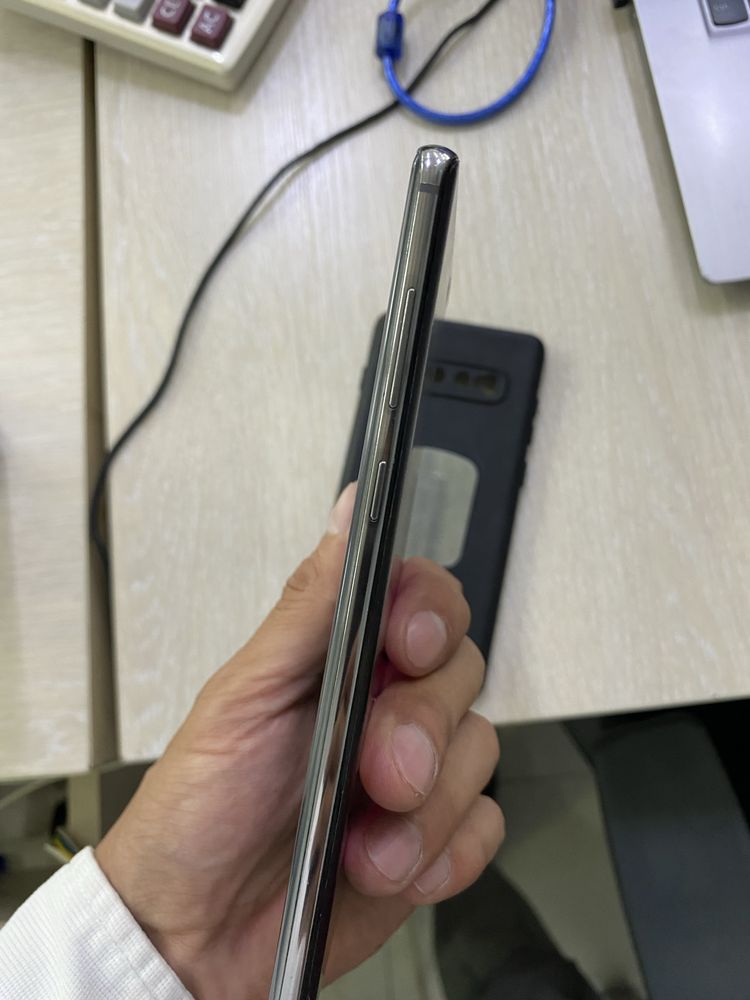 Samsung S10+ идеал срочно