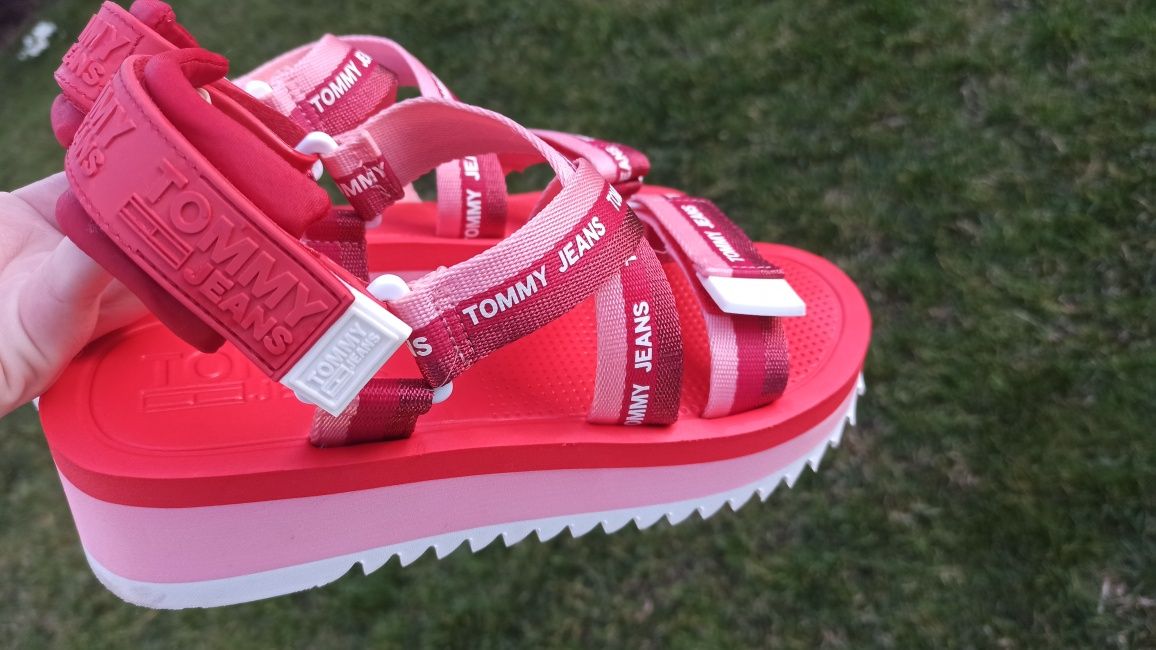 Уникални розови - цикламени сандали на платформа Tommy Hilfiger Jeans,