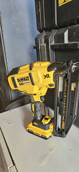 Pistol cuie Dewalt DCN 660