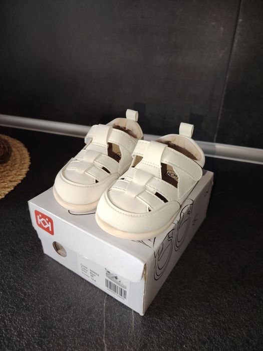 Обувки за прохождане Колев и Колев. 20 размер
Без следи от използване.