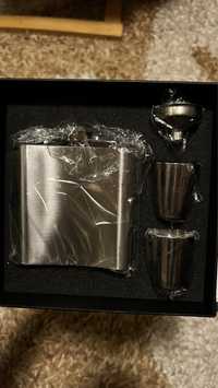 Подаръчен комплект джнна метална кутийка за алкохол и чаши за шотове