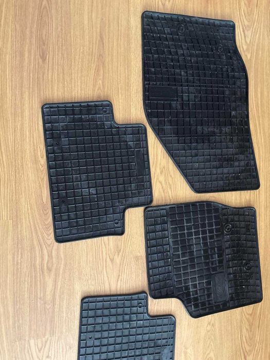 Продавам гумени стелки за Волво ХС90