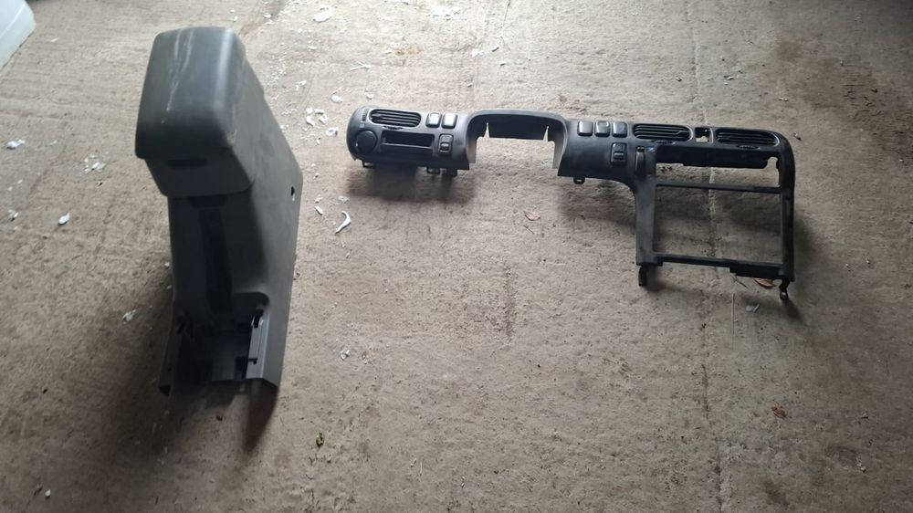 Продам консоль, подлокотник, бампер