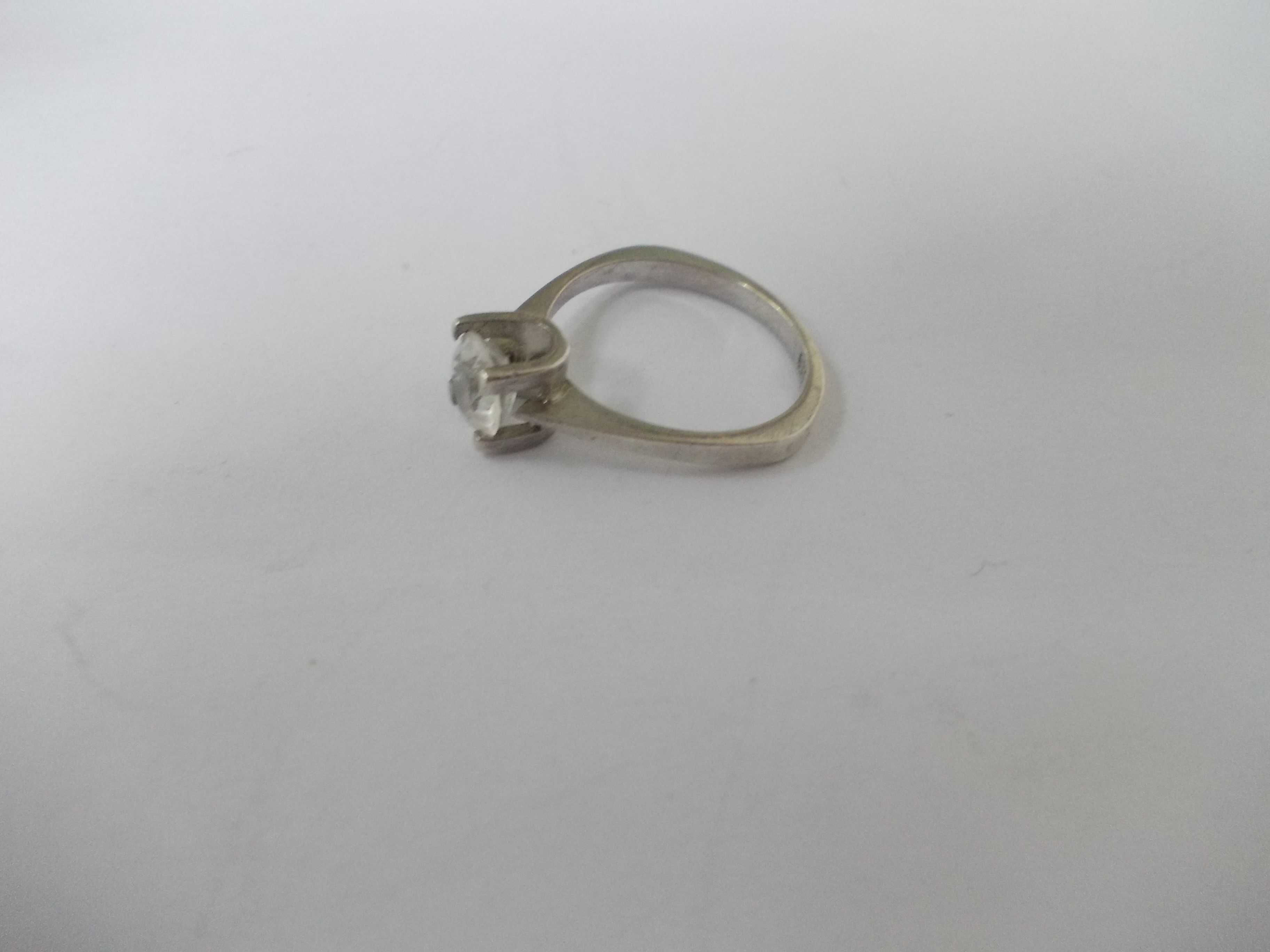 Inel vechi din argint cu piatra alba (13)