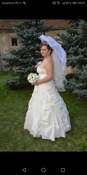 Rochie crem mireasa unicat