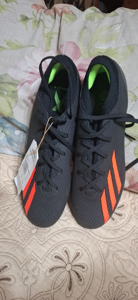 Ghete de fotbal cu mărimi între 42 și 44