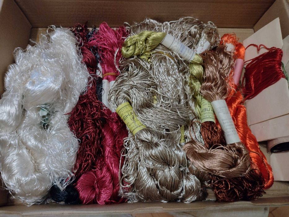 Копринени конци и кълбета