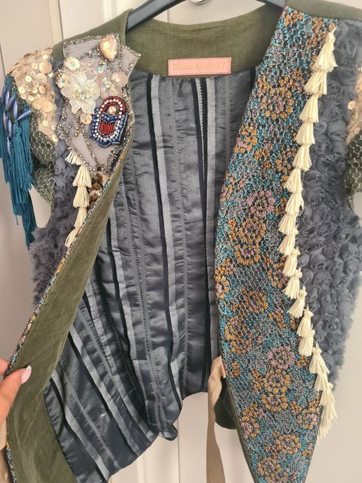 Vestă accesorizată