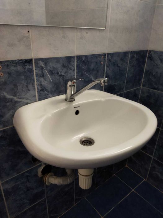 Продавам комплект мивка за баня с батерия