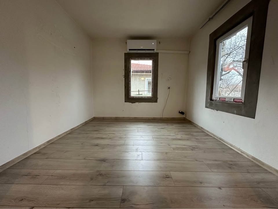 Двуетажна къща с тераса (ЗП 61 кв.м) и двор (368 кв.м) в град Елена.