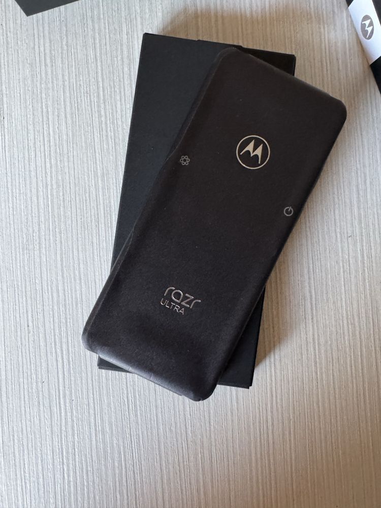 Motorola razr 60 512GB Alcantra-чисто нов