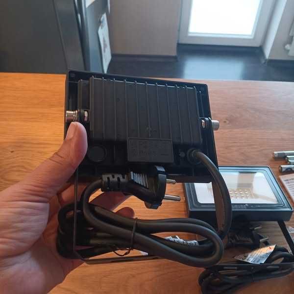 НОВИ! RGB прожектори 25W с дистанционно, 10 цвята, IP66, 2 бр