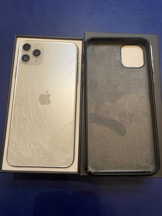 Продавам бял iPhone 11 Pro max 64gb