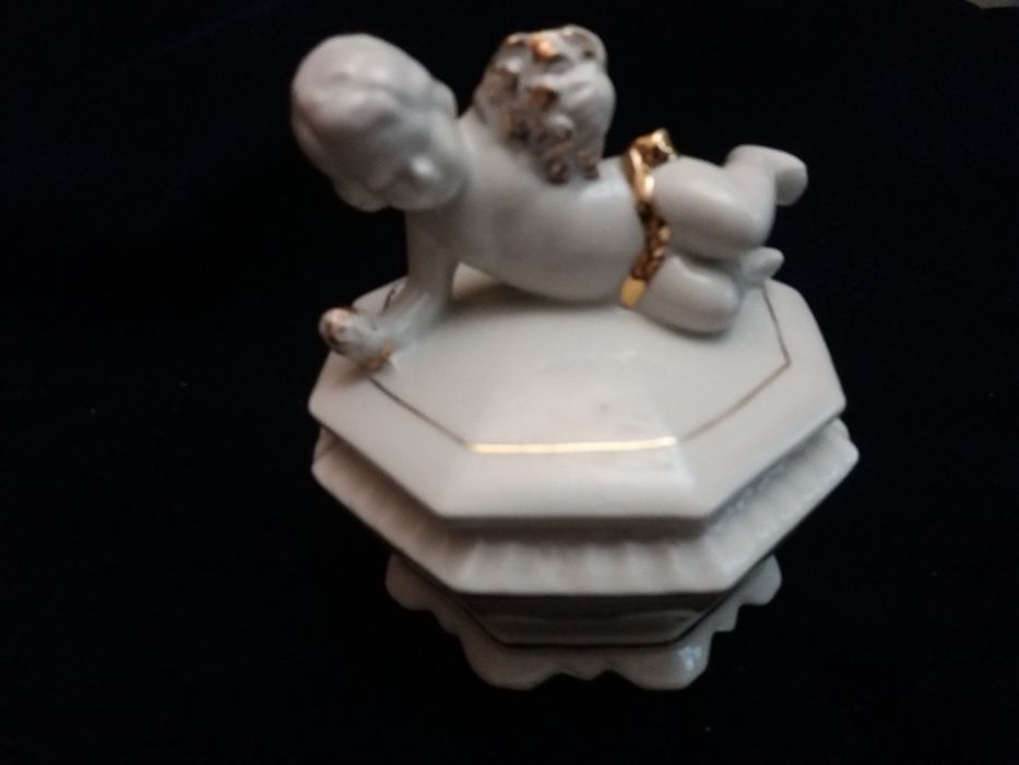 Шкатулка фигурка путти, Германия, фарфор антикварная Hertwig&Co c хран