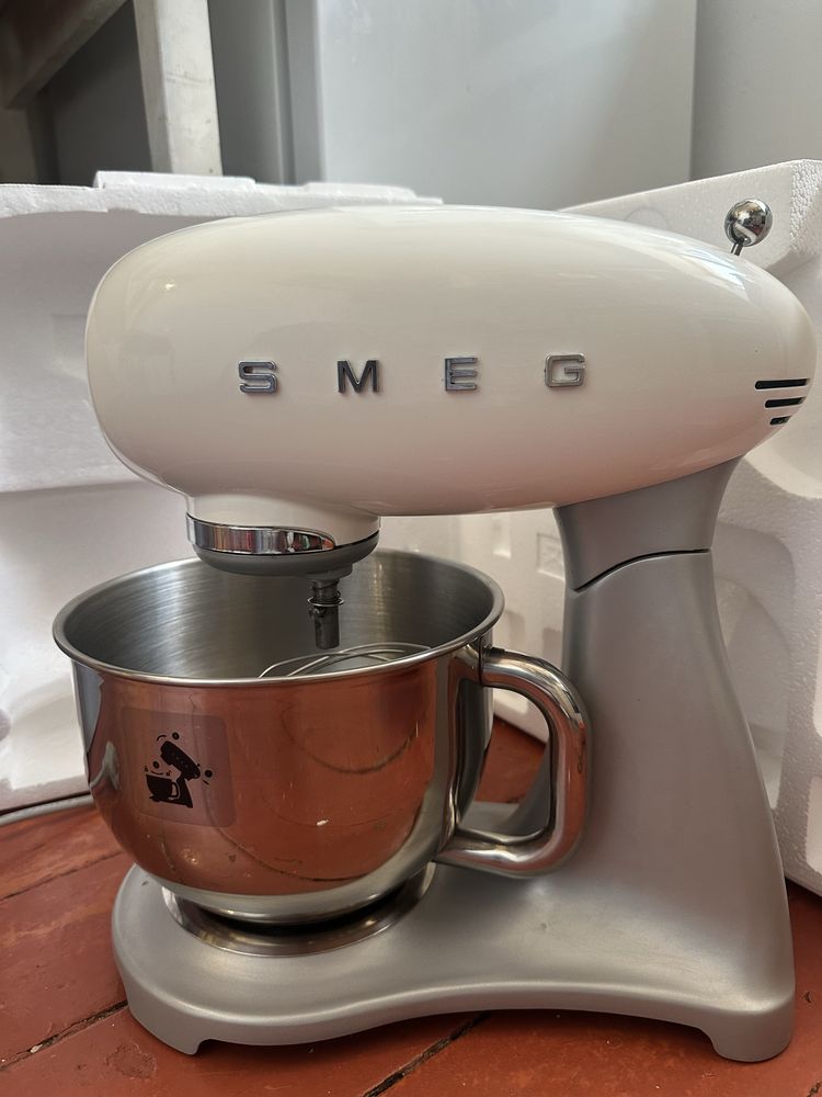 Smeg миксер  почти жаңа 2 ай қолдандым тек наличка нақты баға