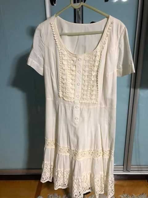 Costum alb cu dungulite fine bleu, mărime 38,