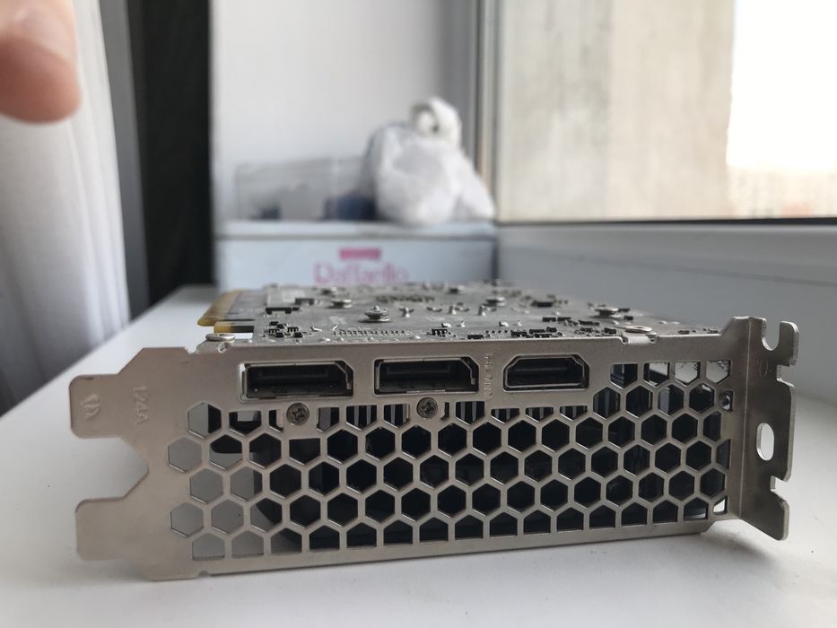 Продаю gtx 1650 4gb gddr6