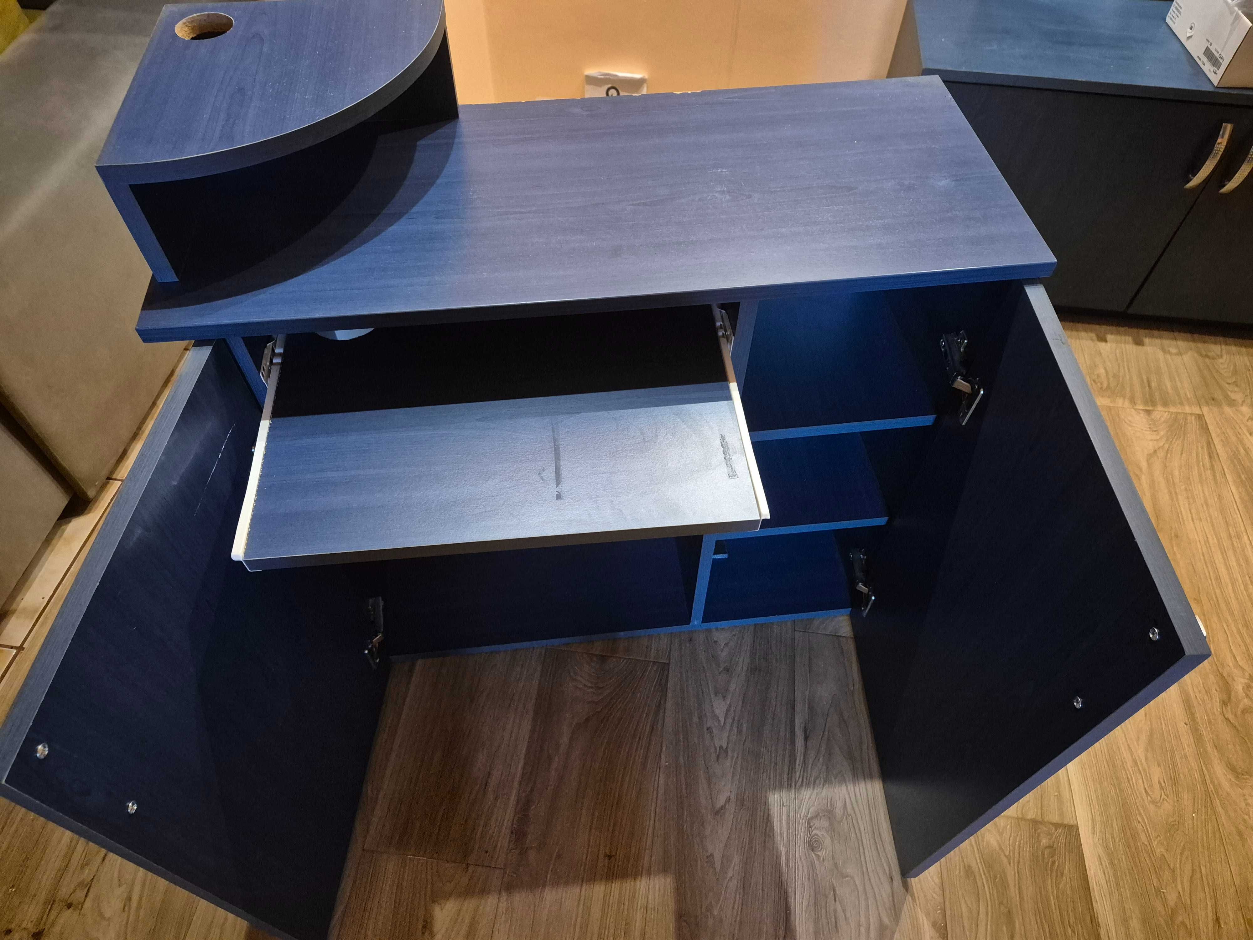 Set dressing, rafturi suspendate cu usi, masa de calculator, comoda tv