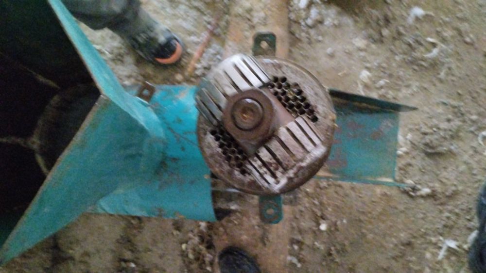 Traktor zubr 17ot kuchi. giranula yem aparat. Suv nasos 500m shilangi